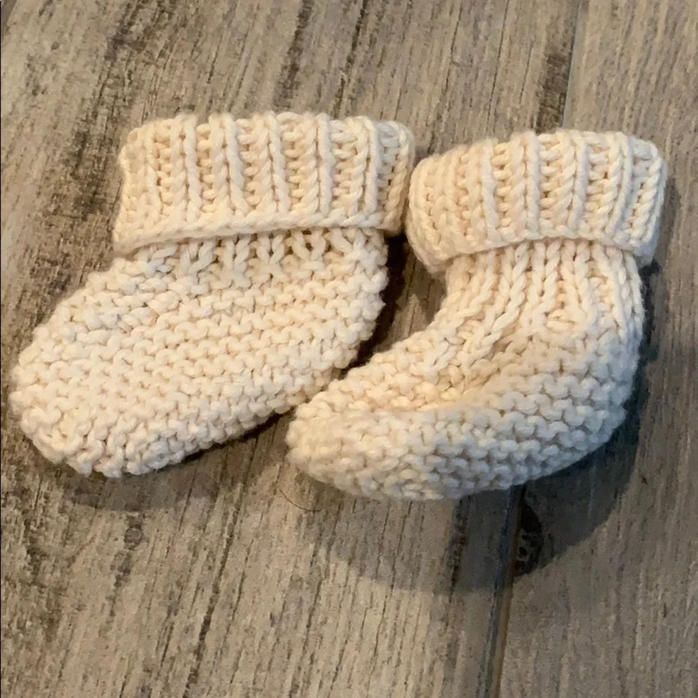 EUC Bundle of 2 cream hats and a pair of booties